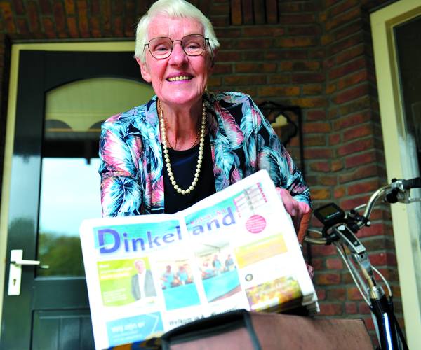 Na bijna veertig jaar trouwe dienst stopt Rikie Lucas (82) met het bezorgen van Dinkelland Visie