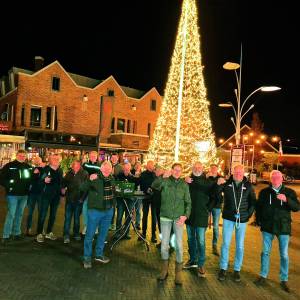 Lichtjesboom op ’t plein met dank aan Heerenkamer Denekamp