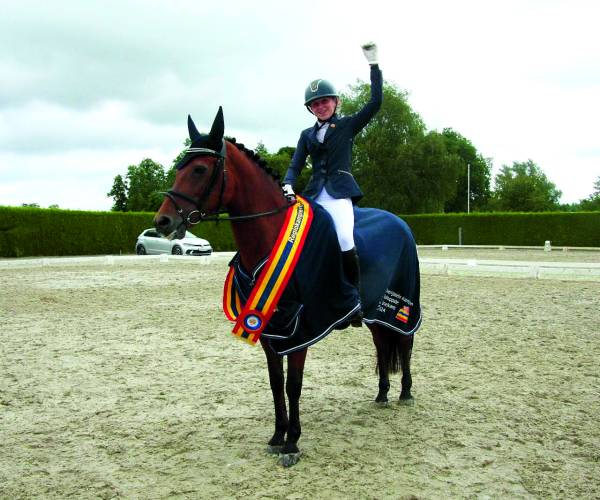 Anne Vennegoor regiokampioen bij KNHS Regio Overijssel met pony Eikenhorst Amber