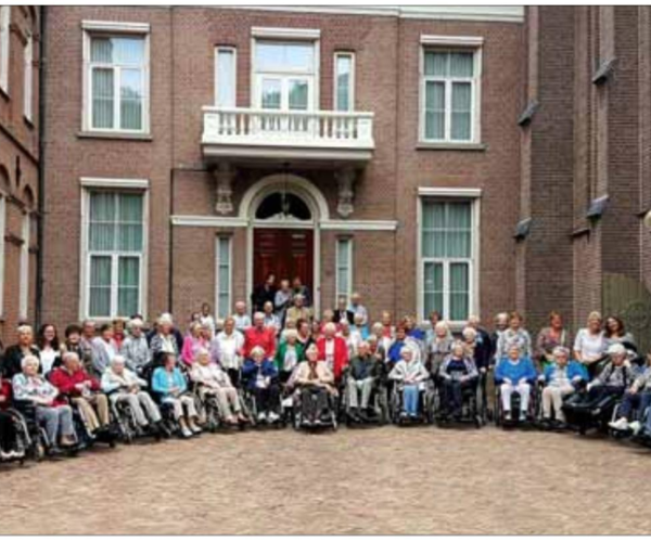 Bewoners van woon- en zorgcentrum Sint Jozef in Weerselo op bezoek bij zusters in Denekamp