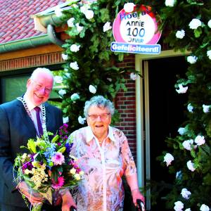 Honderdjarige Annie Nieuwe Weme-Helthuis is blij in buitengebied Weerselo