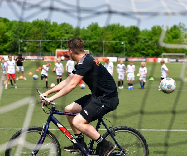 Ongeveer 50 kinderen genieten volop van de 2e editie van de News Outside Voetbaldag bij KOSC in Ootmarsum
