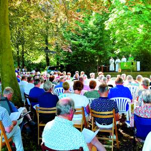 Openluchtviering parochie H. Plechelmus in pastorietuin van Saasveld