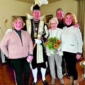 Na 41 jaar heeft Mieke Reinders alsnog haar bloemen, én een onderscheiding van de prins