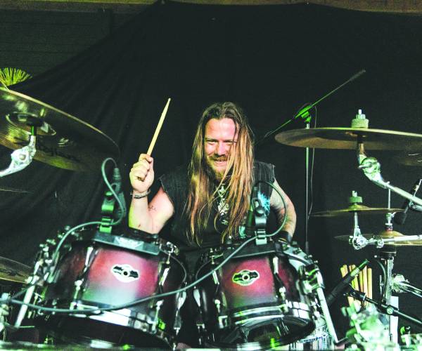 Denekampse drummer Nick Kerkhof leeft voor rock ’n roll