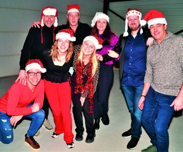 Spontaan kerstconcert 14-tal Denekamper muziekartiesten: ’Christmas goes live’‘