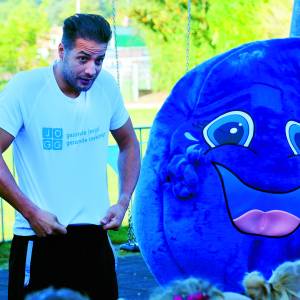 Aftrap waterdrinken op basisscholen in Denekamp met JOGG-ambassadeur Juvat Westendorp