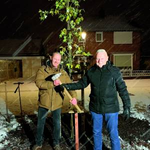 Willy Bruns draagt na dertien jaar de voorzittershamer van Stichting Duurzaam Noord Deurningen over en wordt verrast met eigen boom