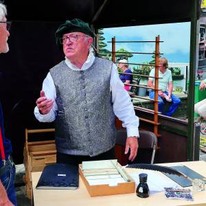 Laatste Siepelmarkt van 2024 met kalligraaf Anne Drost bij Schoolmuseum Ootmarsum