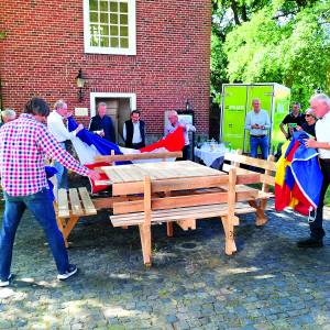 Engels‘ tuin ontvangt prachtige picknickbanken