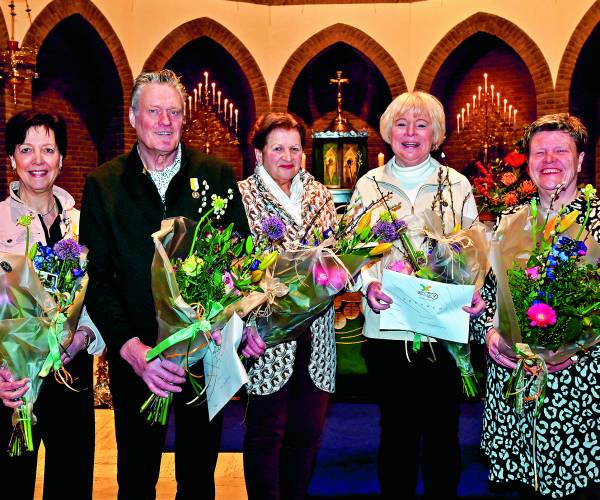 Vijf jubilarissen bij koor Da Capo Da Capo, het themakoor van de H. Plechelmuskerk in Saasveld, bestond in 2021 50 jaar