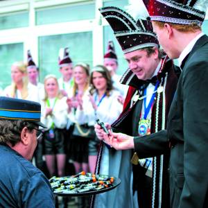 Noord Deurningen viert het Zoeke Carnaval weer als vanouds <br />onder aanvoering van Prins Erik III en Sik Guido