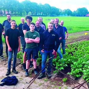 Touwtrekkers van TTV Koapman zijn veelzijdig en helpen ook in dorpsmoestuin