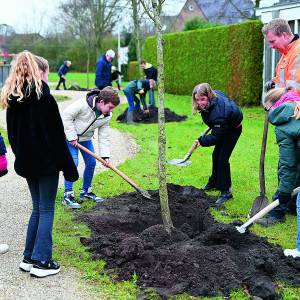 Leerlingen vergroenen de Zuudplas in Noord Deurningen