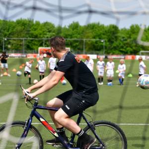 Ongeveer 50 kinderen genieten volop van de 2e editie van de News Outside Voetbaldag bij KOSC in Ootmarsum